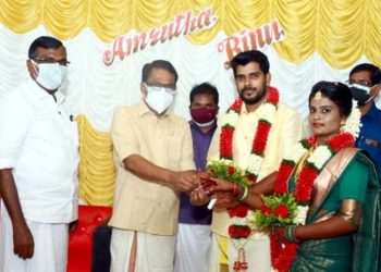 വാക്‌സിൻ ചലഞ്ച് ലേക്ക് വിവാഹ മോതിരം നൽകി – വധൂവരന്മാർ മാതൃകയായി.