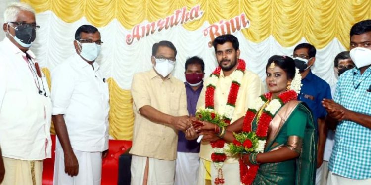 വാക്‌സിൻ ചലഞ്ച് ലേക്ക് വിവാഹ മോതിരം നൽകി – വധൂവരന്മാർ മാതൃകയായി.