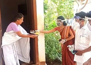 ഭക്ഷണ കിറ്റ് നൽകി മാതൃകയായ വാർഡ് മെമ്പർ.