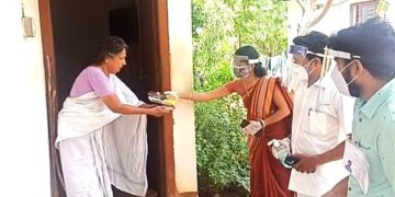 ഭക്ഷണ കിറ്റ് നൽകി മാതൃകയായ വാർഡ് മെമ്പർ.