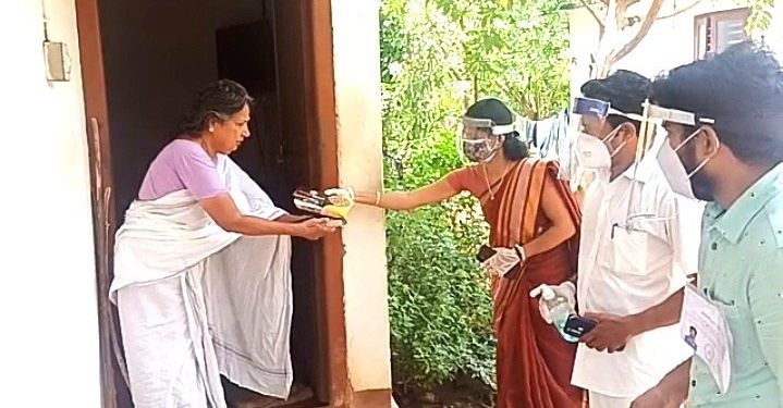 ഭക്ഷണ കിറ്റ് നൽകി മാതൃകയായ വാർഡ് മെമ്പർ.