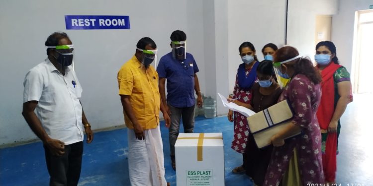 ആരോഗ്യ പ്രവർത്തകർക്ക്ഫെയ്സ് മാസ്ക് നൽകി.