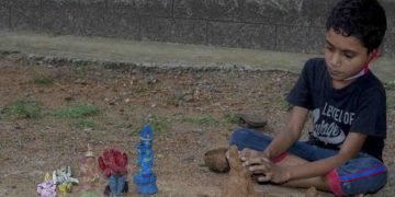 വീട്ടുമുറ്റത്ത് മണ്ണുകൊണ്ട് രൂപങ്ങൾ തീർത്ത് കൊച്ചുമിടുക്കൻ