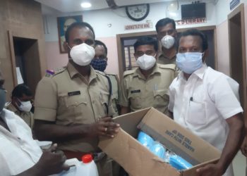 ആൾ ഇന്ത്യ വീരശൈവ സഭ പോലീസുകാർക്ക് മാസ്ക്ക് വിതരണം ചെയ്തു.