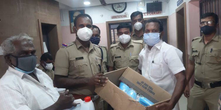 ആൾ ഇന്ത്യ വീരശൈവ സഭ പോലീസുകാർക്ക് മാസ്ക്ക് വിതരണം ചെയ്തു.