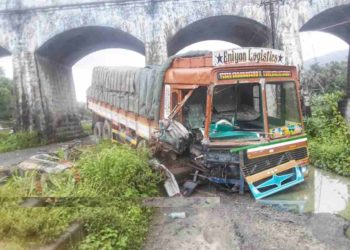 ചുവന്നമണ്ണ് കനാൽ പാലത്തിൽ ലോറി ഇടിച്ചു തകർന്നു: ഡ്രൈവർ രക്ഷപ്പെട്ടു