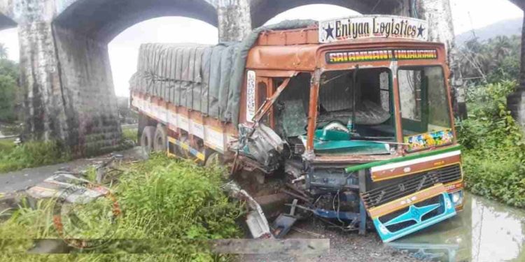 ചുവന്നമണ്ണ് കനാൽ പാലത്തിൽ ലോറി ഇടിച്ചു തകർന്നു: ഡ്രൈവർ രക്ഷപ്പെട്ടു