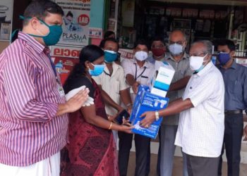 പുതുപ്പരിയാരം പഞ്ചായത്തിലേക്കു കോവിഡ് പ്രതിരോധ സാമഗ്രികൾ കൈമാറി