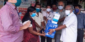 പുതുപ്പരിയാരം പഞ്ചായത്തിലേക്കു കോവിഡ് പ്രതിരോധ സാമഗ്രികൾ കൈമാറി