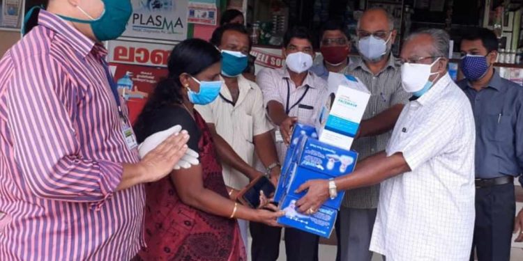 പുതുപ്പരിയാരം പഞ്ചായത്തിലേക്കു കോവിഡ് പ്രതിരോധ സാമഗ്രികൾ കൈമാറി