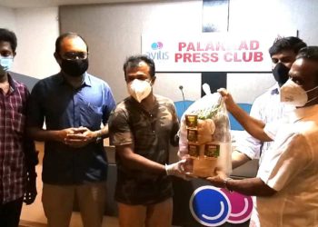 പത്രപ്രവർത്തകർക്ക് ഭക്ഷ്യ ധാന്യ കിറ്റുകൾ വിതരണം ചെയ്തു.