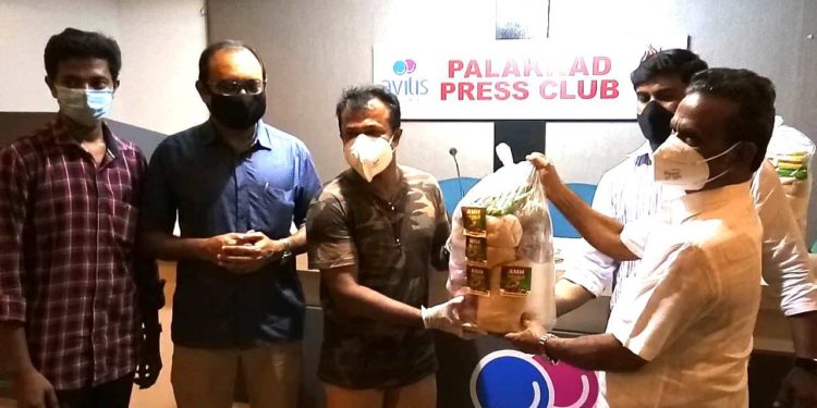 പത്രപ്രവർത്തകർക്ക് ഭക്ഷ്യ ധാന്യ കിറ്റുകൾ വിതരണം ചെയ്തു.