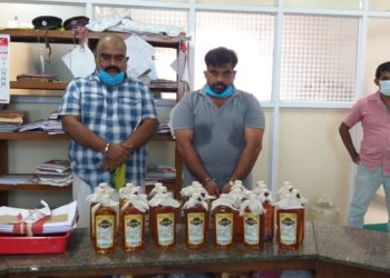 ചാരായ നിര്‍മാണം; ആര്‍എസ്എസ്, ബിജെപി നേതാക്കളായ രണ്ടുപേര്‍ പിടിയില്‍