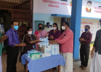 എസ് പി സി,  സ്കൗട്ട്സ് ആൻഡ് ഗൈഡ്‌സ് സംയുക്തമായി കോവിഡ് പ്രതിരോധ സാമഗ്രികൾ നൽകി