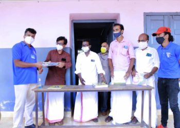 ലോക്ഡൗൺ: പാഠപുസ്തകങ്ങൾ വീടുകളിൽ എത്തിച്ച്അധ്യാപകർ