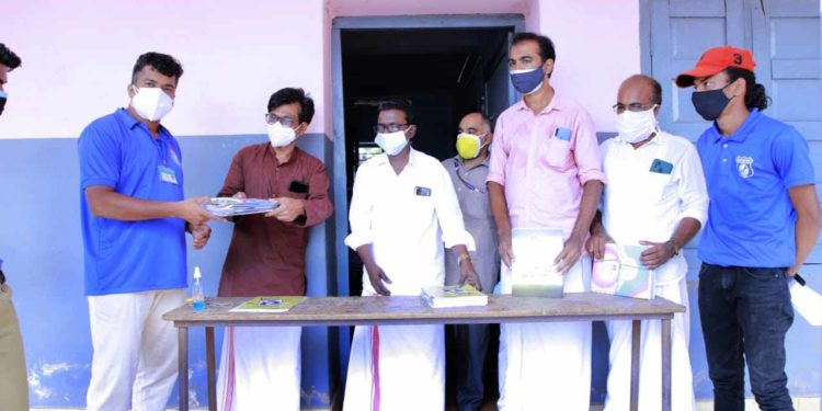 ലോക്ഡൗൺ: പാഠപുസ്തകങ്ങൾ വീടുകളിൽ എത്തിച്ച്അധ്യാപകർ