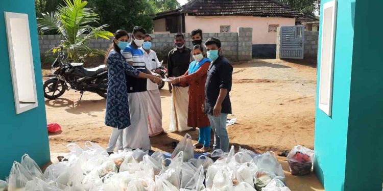 ഭക്ഷ്യക്കിറ്റ് നൽകി ശ്രീജിൻ, അശ്വതി ദമ്പതികൾ മാതൃകയായി.