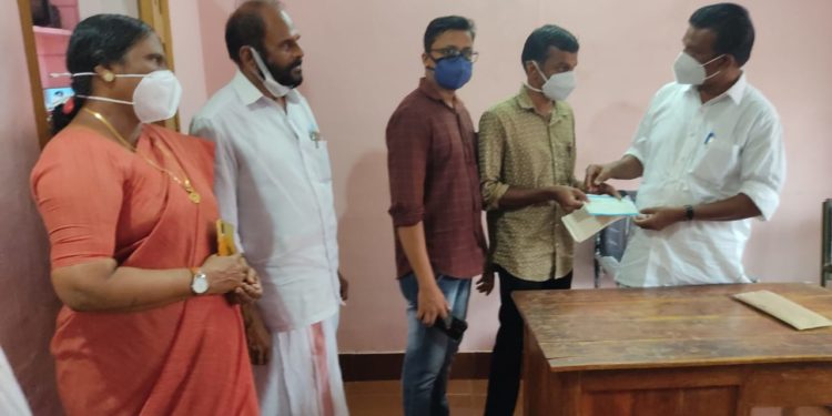 ഹോസ്റ്റൽ വാർഡർമാർ അറുപതിനായിരം രൂപ നൽകി