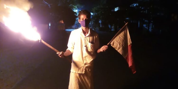 തെരുവുവിളക്കുകൾ കത്താത്തതിൽ പ്രതിഷേധിച്ച് യൂത്ത് ഫ്രണ്ട്  പന്തംകൊളുത്തി പ്രതിഷേധിച്ചു.