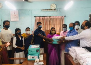 നെന്മാറ  ഡോമിസിലറി കെയർ സെന്ററിലേക്ക് മെഡിക്കൽ ഉപകരണങ്ങൾ കൈമാറി.