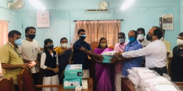 നെന്മാറ  ഡോമിസിലറി കെയർ സെന്ററിലേക്ക് മെഡിക്കൽ ഉപകരണങ്ങൾ കൈമാറി.