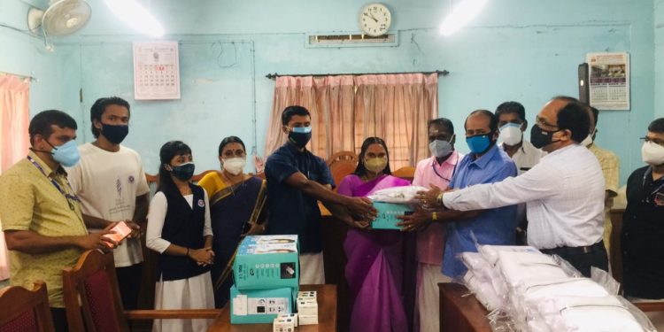 നെന്മാറ  ഡോമിസിലറി കെയർ സെന്ററിലേക്ക് മെഡിക്കൽ ഉപകരണങ്ങൾ കൈമാറി.