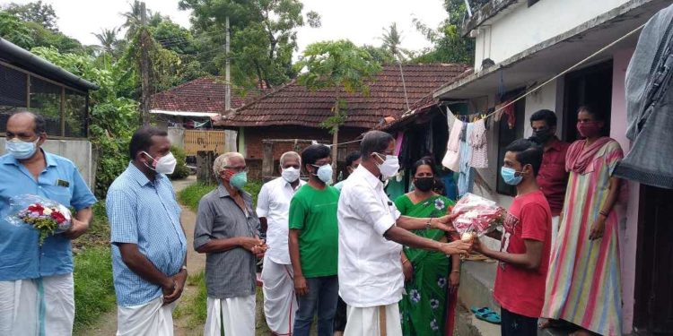 മുബൈ ബാർജ് അപകടത്തിൽ നിന്നും രക്ഷപ്പെട്ട അരുണിനെ എംഎൽഎ സന്ദർശിച്ചു