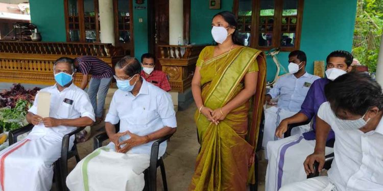 മുണ്ടൂരിൽ പച്ചക്കറി കിറ്റും മാസ്ക്കും വിതരണം നടത്തി