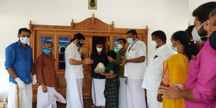 ലോക്ക്ഡൗൺ സഹായമായി പച്ചക്കറി കിറ്റ് വിതരണം