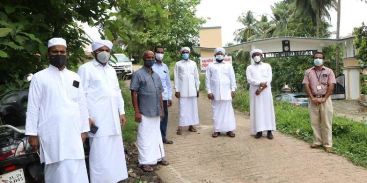 കോവിഡ്  കേന്ദ്രത്തിൽ ഭക്ഷണം വിതരണം ചെയ്ത് എസ് വൈ എസ് സാന്ത്വനം