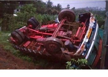 ത​ച്ച​ന്പാ​റ​യി​ൽ ലോ​റി മ​റി​ഞ്ഞു; ആ​ള​പാ​യ​മി​ല്ല