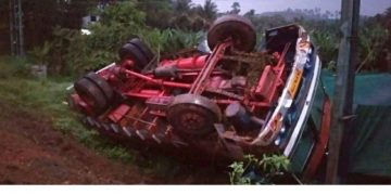 ത​ച്ച​ന്പാ​റ​യി​ൽ ലോ​റി മ​റി​ഞ്ഞു; ആ​ള​പാ​യ​മി​ല്ല