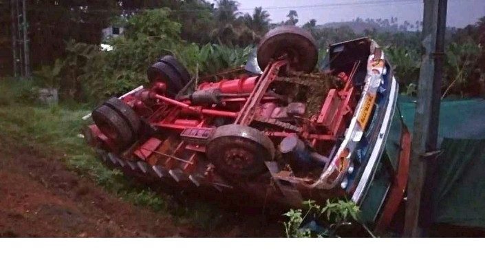 ത​ച്ച​ന്പാ​റ​യി​ൽ ലോ​റി മ​റി​ഞ്ഞു; ആ​ള​പാ​യ​മി​ല്ല