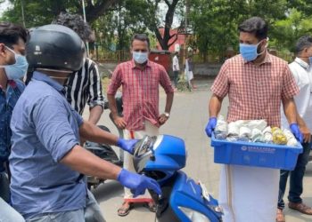 പൊതിച്ചോറും രോ​ഗികൾക്ക് മരുന്നുമായി ഷാഫി പറമ്പിൽ എംഎൽഎ
