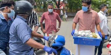 പൊതിച്ചോറും രോ​ഗികൾക്ക് മരുന്നുമായി ഷാഫി പറമ്പിൽ എംഎൽഎ