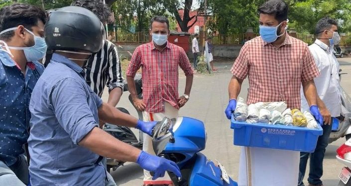 പൊതിച്ചോറും രോ​ഗികൾക്ക് മരുന്നുമായി ഷാഫി പറമ്പിൽ എംഎൽഎ
