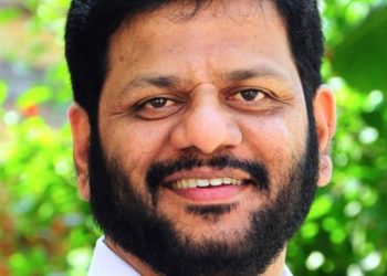 വി.കെ.ശ്രീകണ്ഠൻ  എം.പി.  സൗജന്യമായി മരുന്ന് നല്‍കുന്നു.