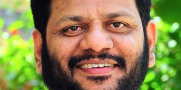 വി.കെ.ശ്രീകണ്ഠൻ  എം.പി.  സൗജന്യമായി മരുന്ന് നല്‍കുന്നു.