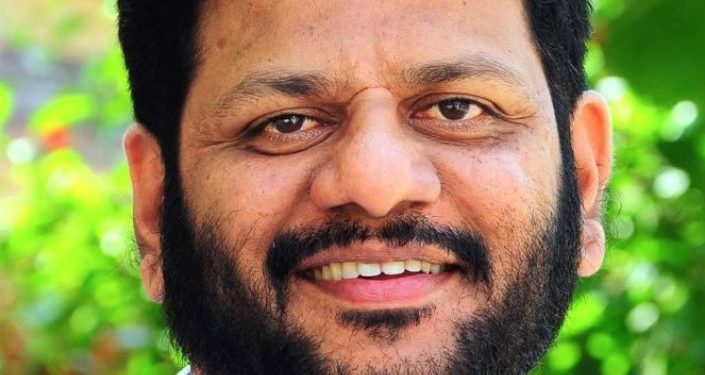 വി.കെ.ശ്രീകണ്ഠൻ  എം.പി.  സൗജന്യമായി മരുന്ന് നല്‍കുന്നു.