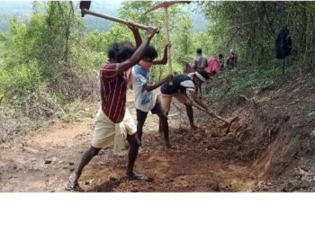 തൊഴിലുറപ്പിലൂടെ വനപാത പുന:ർ നിർമ്മാണം ആരംഭിച്ചു.