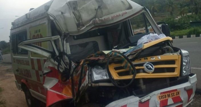 വടക്കഞ്ചേരിയിൽ ഓടി കൊണ്ടിരുന്ന ലോറിക്ക് പിന്നിൽ ആംബുലൻസ് ഇടിച്ച്കയറി. നേഴ്സിനും ഡ്രൈവർക്കും പരിക്ക്.