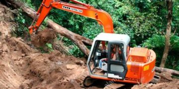 നെ​ല്ലി​യാ​മ്പ​തി റോ​ഡി​ൽ മ​രം ക​ട​പു​ഴ​കി വീ​ണു ഗ​താ​ഗ​തം ത​ട​സ​പ്പെ​ട്ടു .