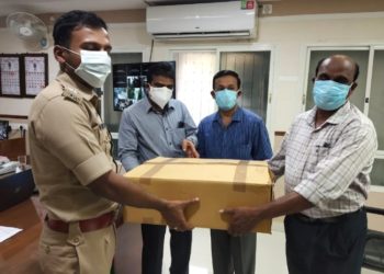 പോലീസുകാർക്ക് രണ്ടായിരം മാസ്ക് വിതരണം ചെയ്തു.