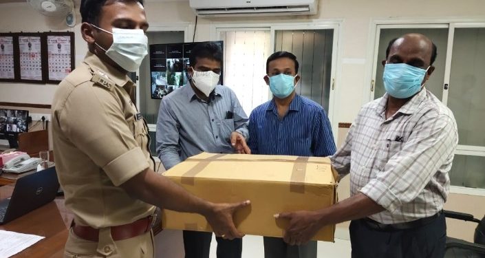 പോലീസുകാർക്ക് രണ്ടായിരം മാസ്ക് വിതരണം ചെയ്തു.