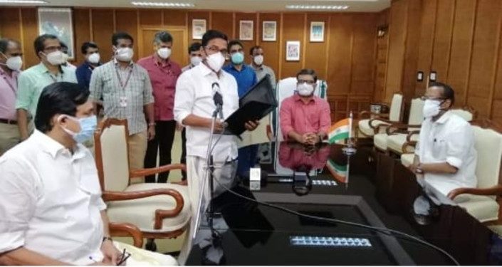 കെ. ​ബാ​ബു നി​യ​മ​സ​ഭാ ചേം​ബ​റി​ൽ സ​ത്യ​പ്ര​തി​ജ്ഞ ചെ​യ്തു.