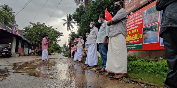 മട്ടുമന്ത – മണൽമന്ത റോഡ് തകർത്തതിൽ പ്രതിഷേധിച്ചു