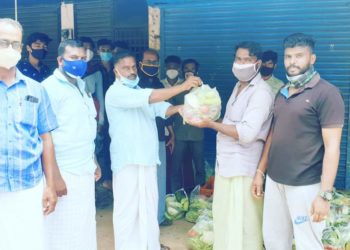 സി.പി.ഐ.പുതുക്കോട് ലോക്കൽ കമ്മിറ്റി  300 ഓളം  കുടുംബങ്ങൾക്ക് ഭക്ഷ്യ വസ്തുക്കൾ  നൽകി