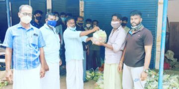 സി.പി.ഐ.പുതുക്കോട് ലോക്കൽ കമ്മിറ്റി  300 ഓളം  കുടുംബങ്ങൾക്ക് ഭക്ഷ്യ വസ്തുക്കൾ  നൽകി
