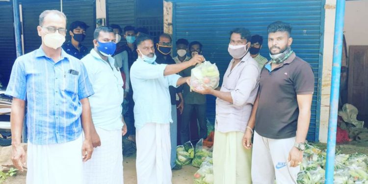 സി.പി.ഐ.പുതുക്കോട് ലോക്കൽ കമ്മിറ്റി  300 ഓളം  കുടുംബങ്ങൾക്ക് ഭക്ഷ്യ വസ്തുക്കൾ  നൽകി