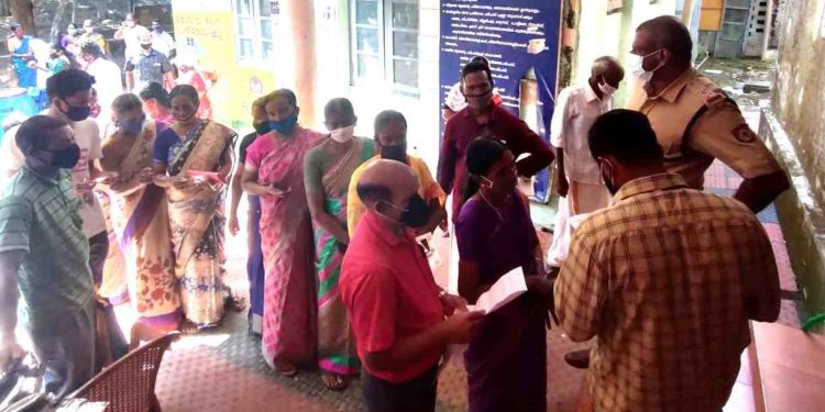 കണ്ടൈൻമെന്റ് നിർദ്ദേശങ്ങൾ കാറ്റിൽ പറത്തി നെല്ലിയാമ്പതി